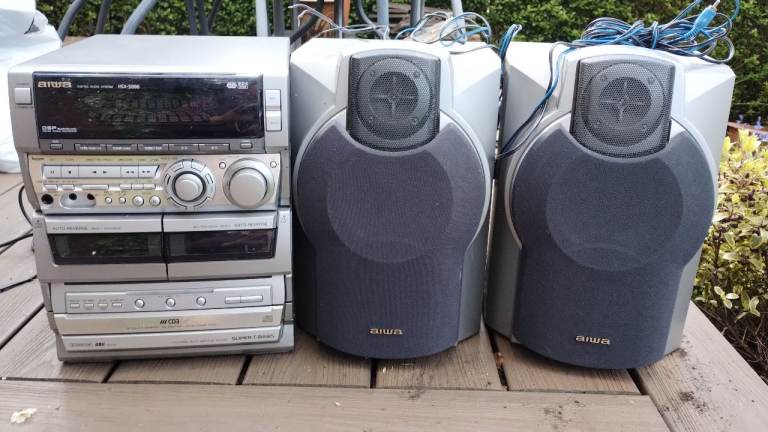 Aiwa Stereo System with Speakers .