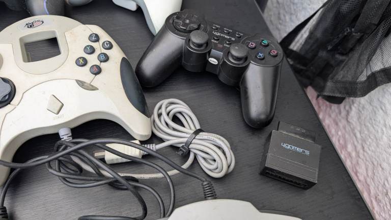 Old game controllers untested joblot 