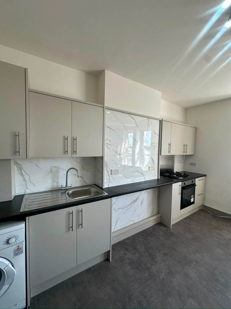 TO LET • 2-Bed Second Floor Flat • High Road Seven Kings, IG3 8RA