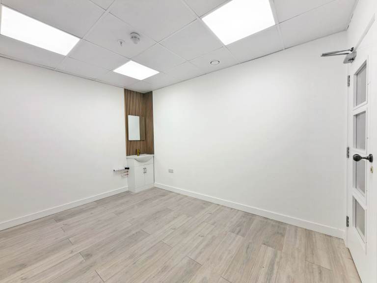 Modern Treatment Room to Rent in Wembley Alperton HA0