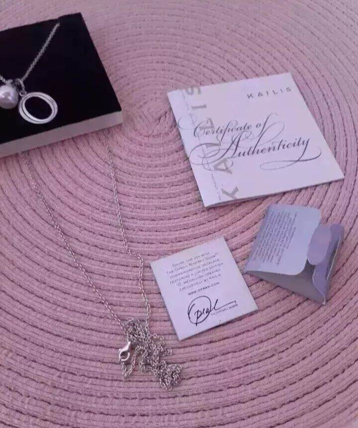 Oprah winifrey necklace two pendents kallis pearl and O