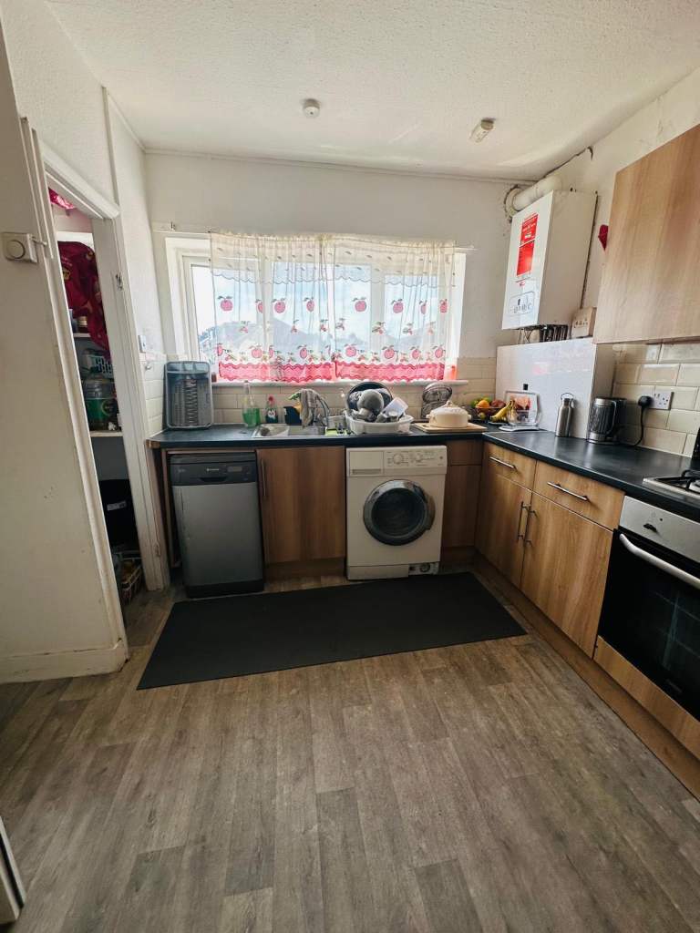 Clean and Tidy Double room available in Hainault