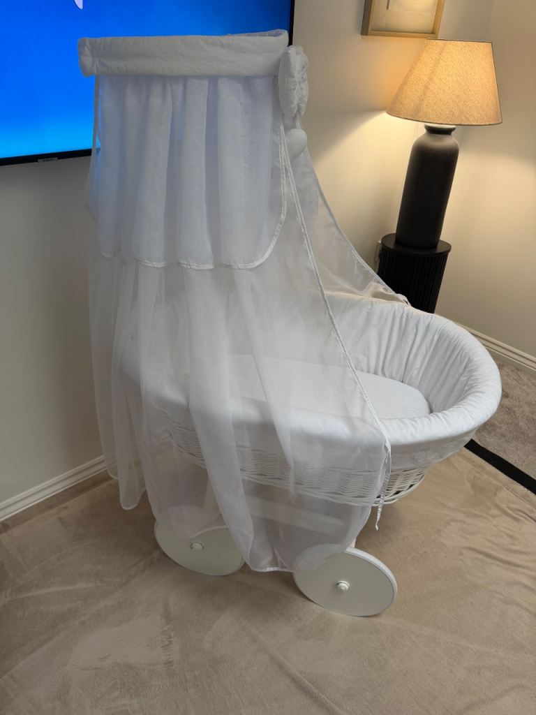 Large baby crib on wheels 
