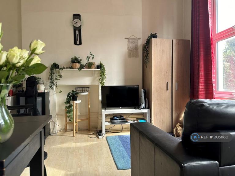 1 bedroom flat in High Street, London, W3 (1 bed) (#3051180)