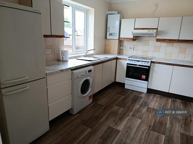 2 bedroom flat in Station Road, Henlow, SG16 (2 bed) (#2992131)