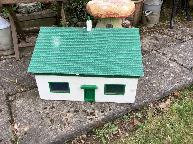 VINTAGE WOODEN DOLLS BUNGALOW/HOUSE