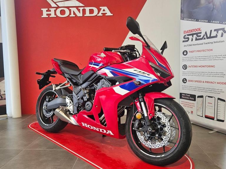 2024 HONDA CBR650R E-CLUTCH in Grand Prix Red 