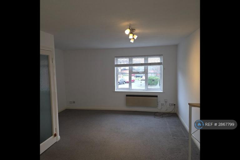 1 bedroom flat in The Greenway, Uxbridge, UB10 (1 bed) (#2867799)