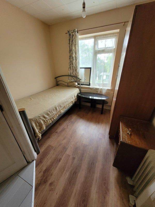 Spacious & Cosy Ensuite Room for Rent in - SL1 5EA