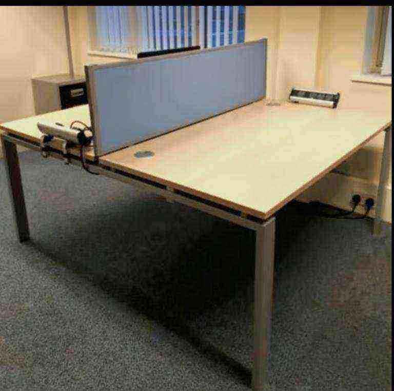 4 PERSON POD/BENCH/HOT DESK/CALL CENTRE DESKS WOOD FINISH