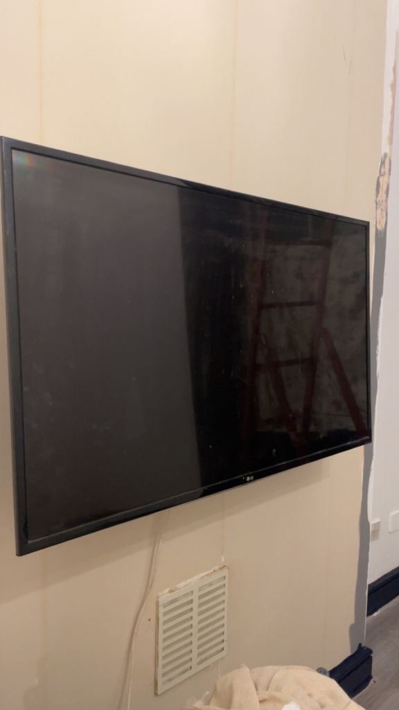 49 inch smart TV with Wall Mount – Great condition