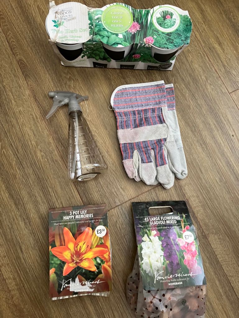 Gardening: Trio Herb Seed Growing Kit Basil/Chives/Parsley/Gloves/Spray Bottle/Bulbs 