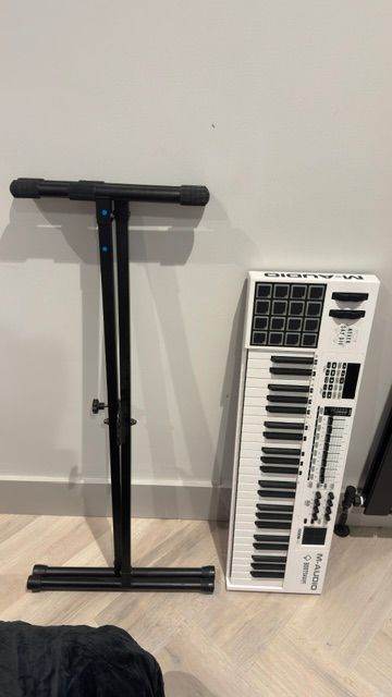 M-Audio Code 49 Controller Keyboard with stand (READ DESCRIPTION)