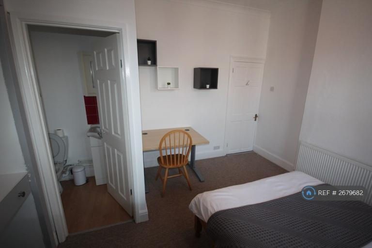 5 bedroom house in Telephone Road, Portsmouth, PO4 (5 bed) (#2679682)