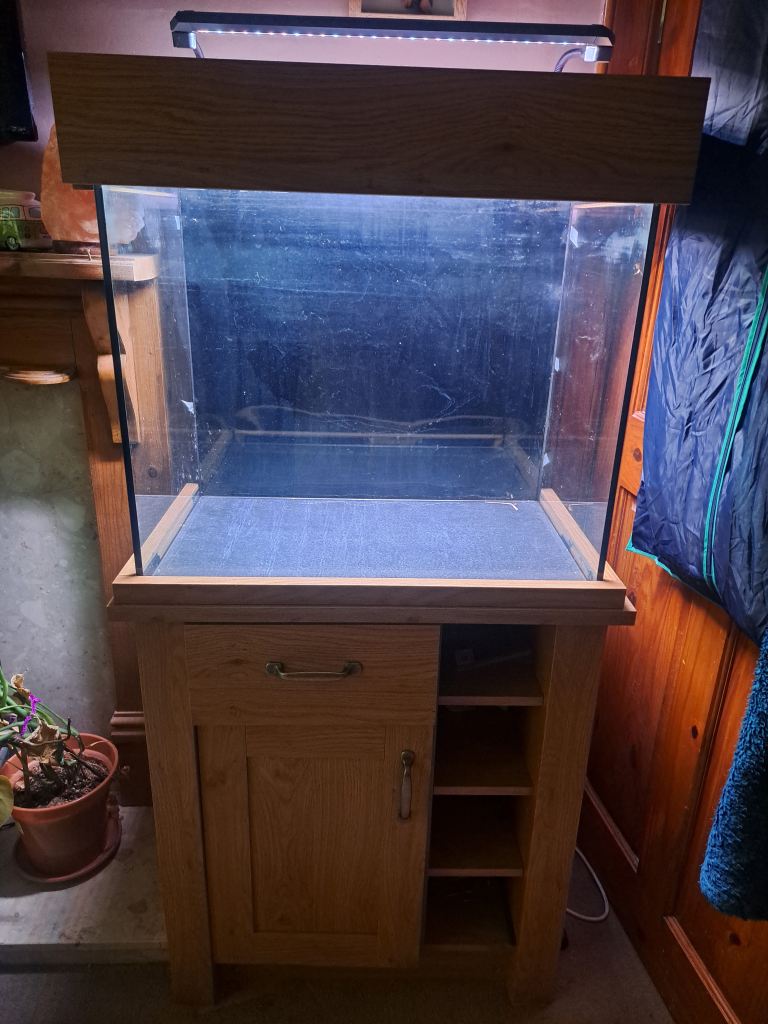 AquaOne Oakstyle 110 with Wooden Cabinet and Light – Good Condition