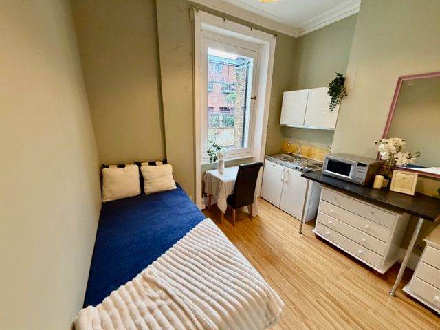 single room available at Hammersmith Grove 