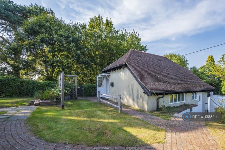 1 bedroom flat in Heath End, Petworth, GU28 (1 bed) (#1388211)