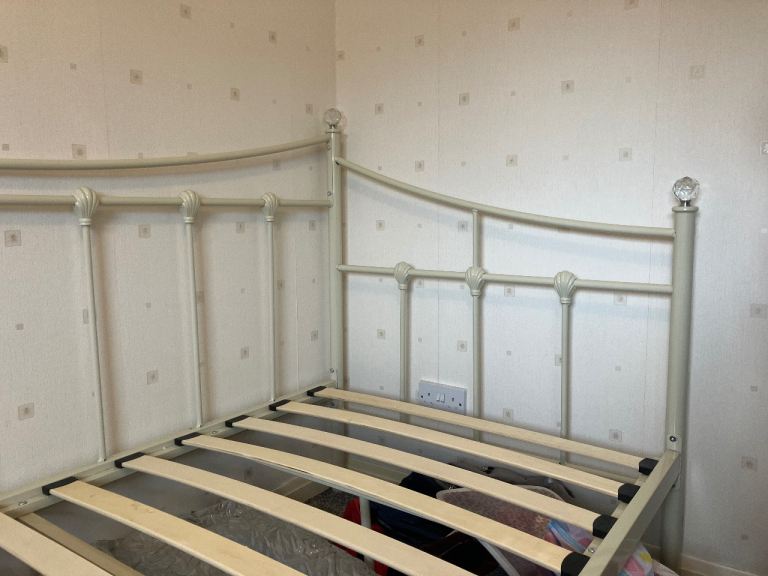 Day bed (no mattress)