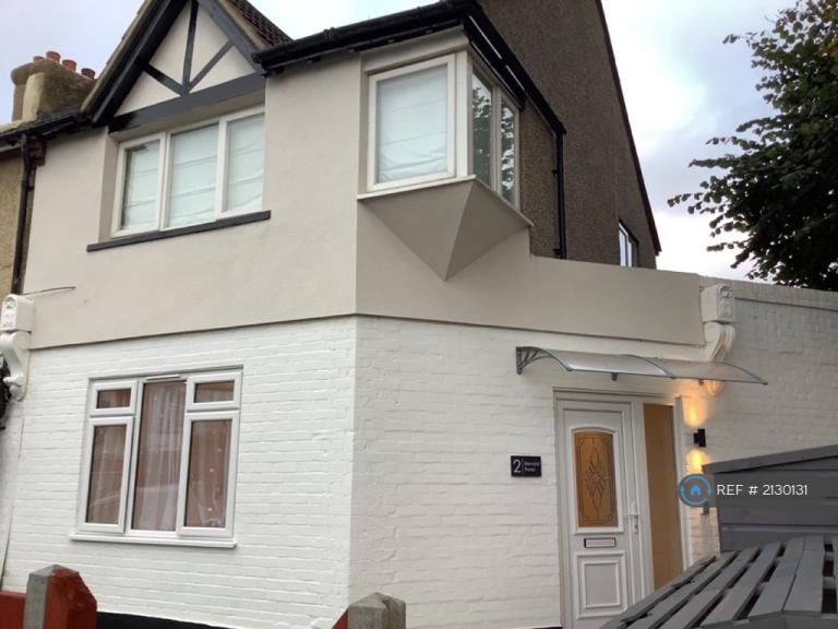 1 bedroom flat in Bernard Road, Wallington, SM6 (1 bed) (#2130131)