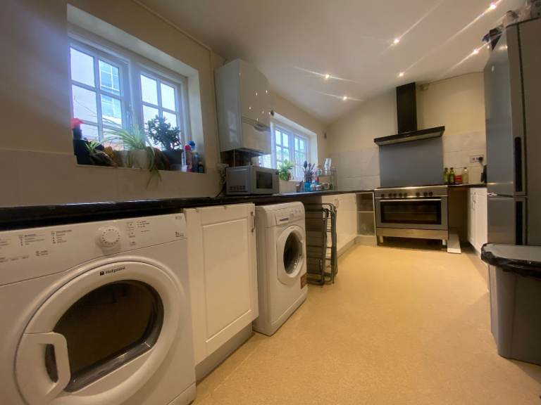 Exceptionally Large Super-Sized Bedroom To Let -  In Shared House Close to Chatham Station