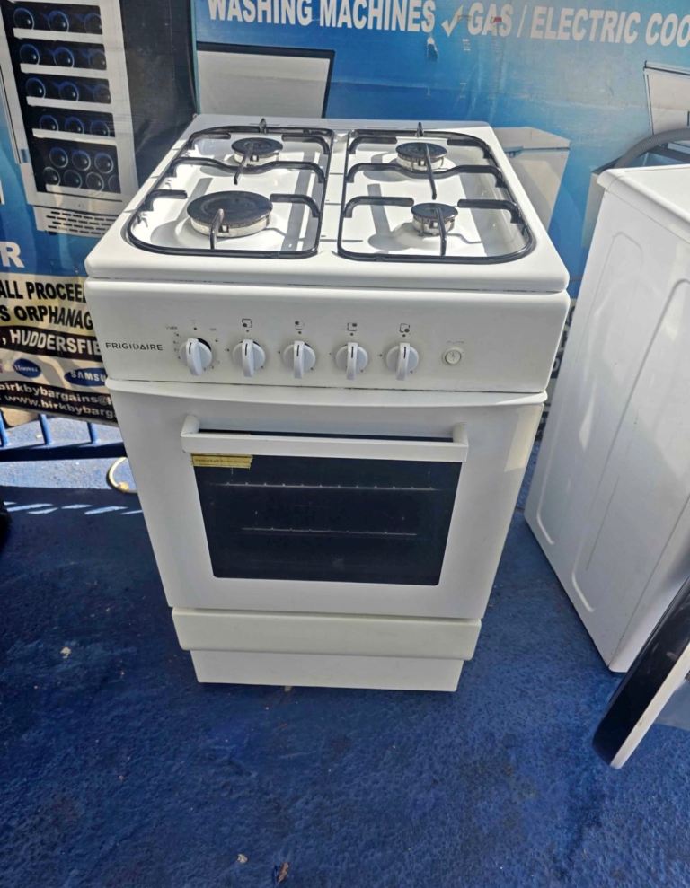 50cm single cavity white freestanding gas cooker, used condition,ready to go with warranty! Reduced