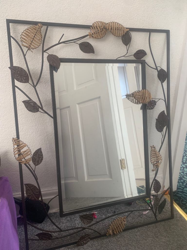 Mirror with leaf design 