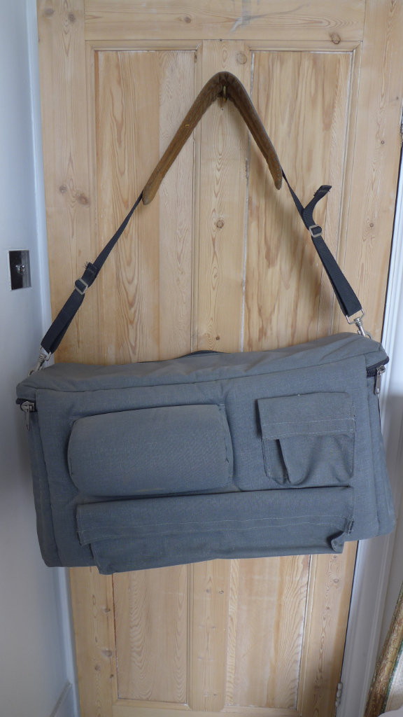 LARGE PROFESSIONAL CAMCORDER CAMERA OUTFIT BAG WITH WIDE PADDED SHOULDER STRAP