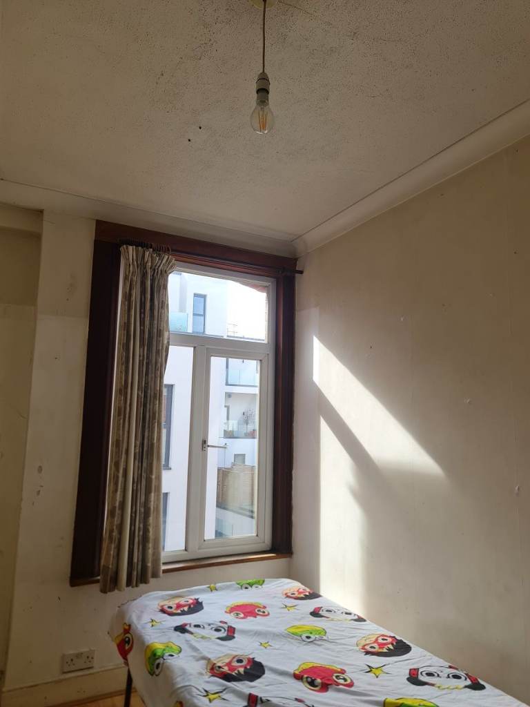 West London Acton W3 double bedroom available for a gentleman to rent and share rest of flat. 