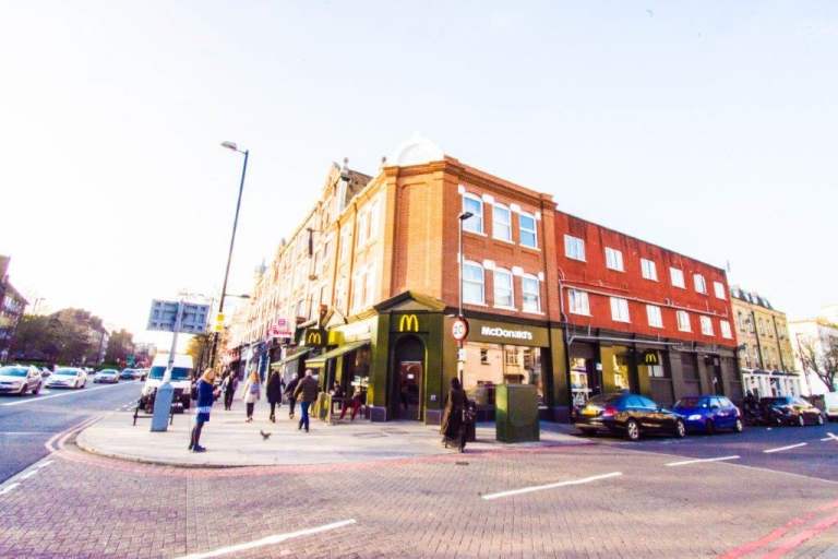 We are happy to offer this beautiful and bright bedsit in Holloway Road, Islington, N7-Ref: 492