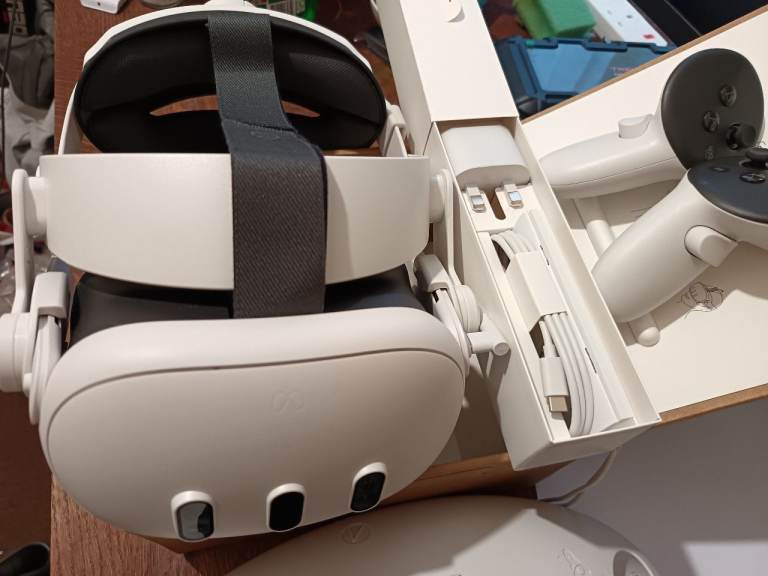 Meta QUEST 3 512GB upgraded charging strap and charger included