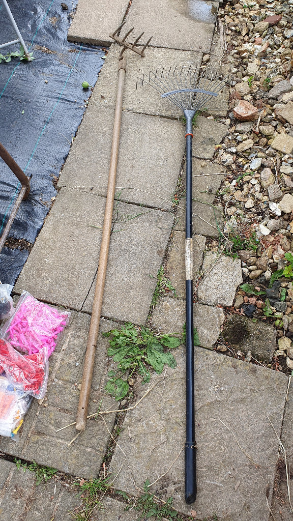 2X GARDEN TOOLS (LONG RAKE) - LUTON