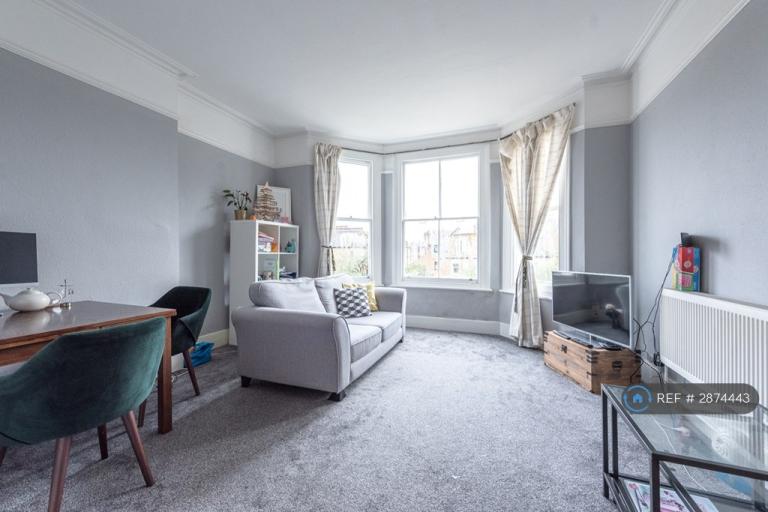 1 bedroom flat in Beckwith Road, London, SE24 (1 bed) (#2874443)
