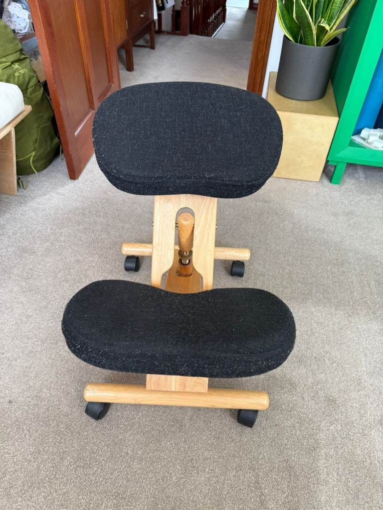 Ergonomic Kneeling Chair — Oak Frame, Black Cushion