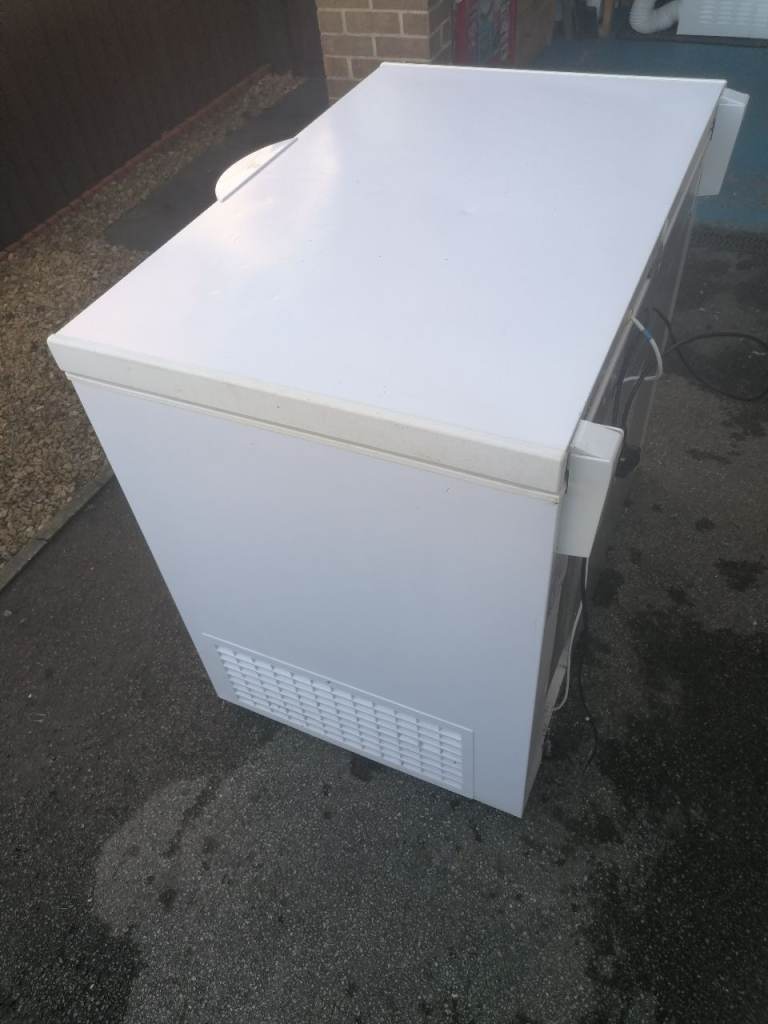 FREEZER CHEST FREEZER LARGE 255 LITRE CAPACITY INDESIT NICE CONDITION CAN DELIVER £230