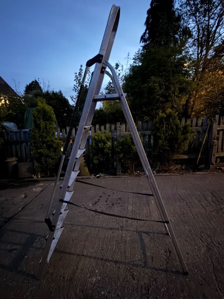 Step ladder With hand rail
