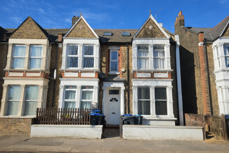 *NEWLY REFURBISHED* Split level 3 bedroom flat to rent in Willesden Junction short walk from station
