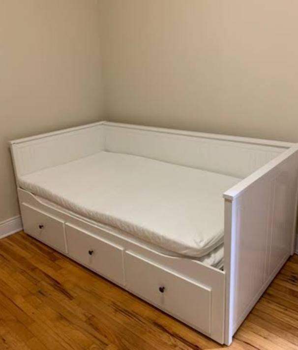 White Day Bed with Storage Drawers – Good Condition