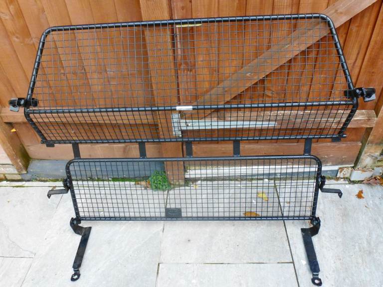 Genuine Land Rover Discovery 3/4 Full Height Dog Guard