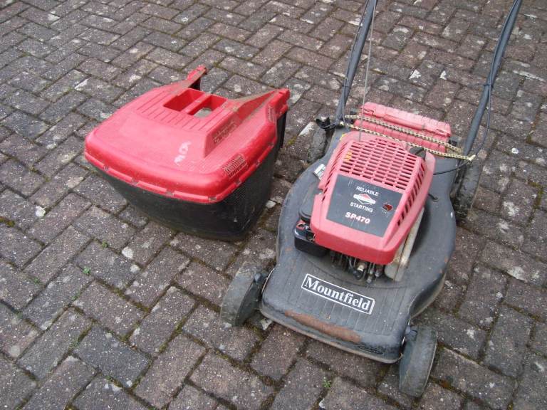 Mountfield SP470 petrol lawn mower with grass box and Briggs and Stratton reliable starting engine