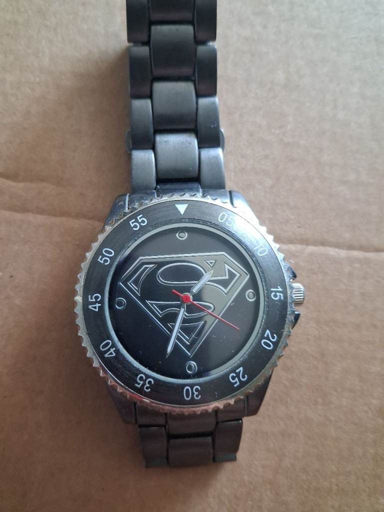Superman Themed Wrist Watch – Grey Metal Strap