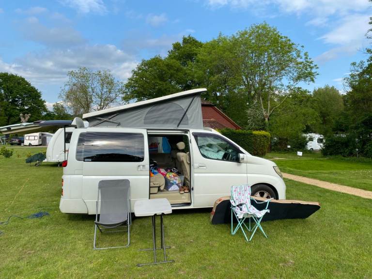 Nissan E51 (2006) Elgrand with pop-up roof-top (Epsom, Surrey)