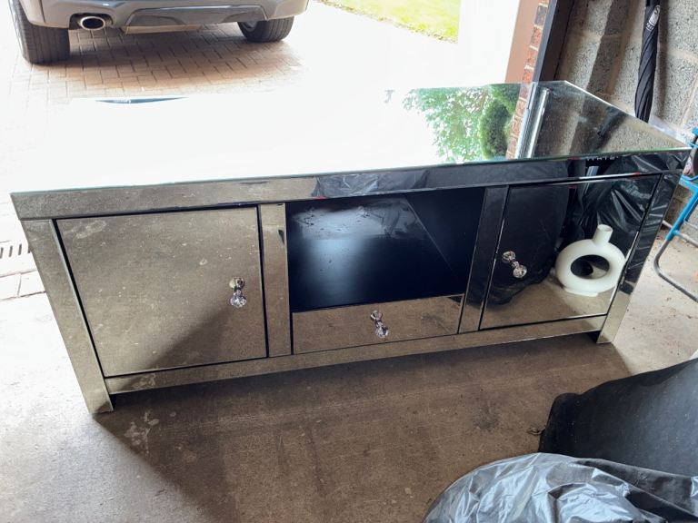 Mirrored Tv unit very good condition. 150x30x55. 