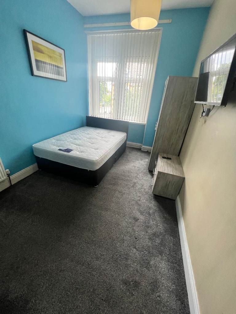 ** Clean modern room, bathroom shared with ONE person **