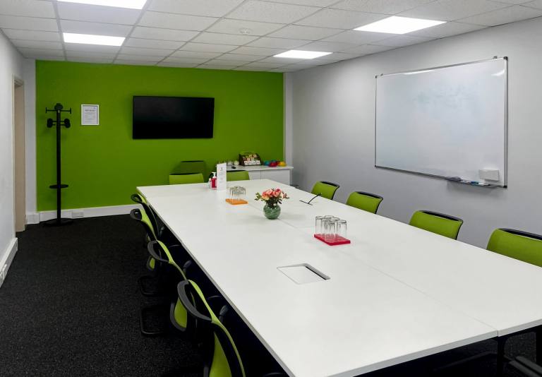 Havant - PO9 1HS \ Large Office for Rent Customisable for 10 Desks