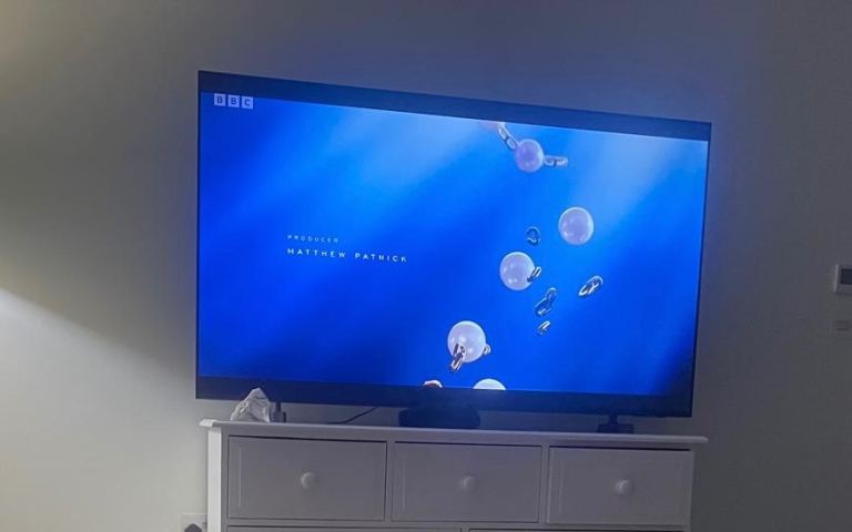 Samsung UE65U7000F TV in Black+ Sanus Vuepoint F55C-B2 TV Wall bracket in Black