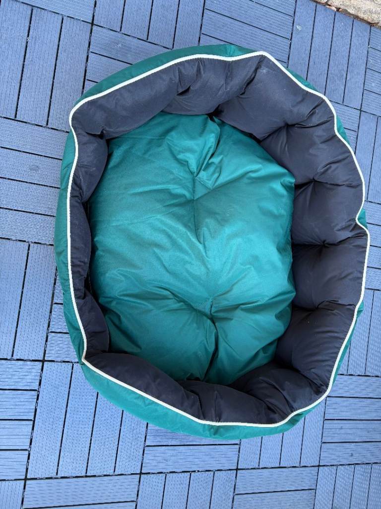 3 Peaks Nevis Water Resistant Scalloped Dog Bed