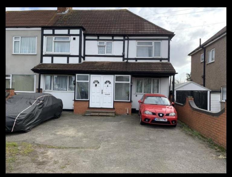 Furnished double room minutes from Heathrow 