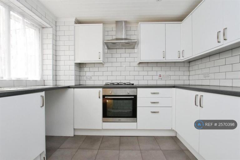 3 bedroom house in Prince Charles Avenue, Minster On Sea, Sheerness, ME12 (3 bed) (#2570398)