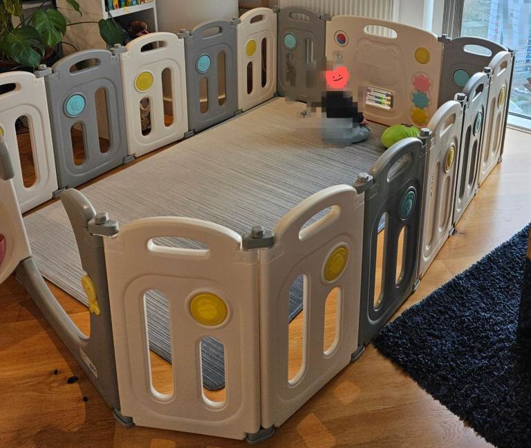 Large foldable playpen