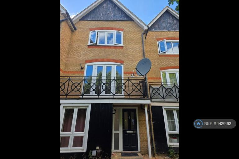 5 bedroom house in Punchard Crescent, Enfield, EN3 (5 bed) (#1429162)